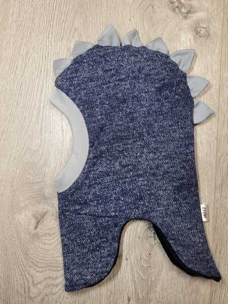 48 - 52 cm (1,5 - 5 gadi) Zilpelēka DINO ķivercepure ar melnu flīsa oderi