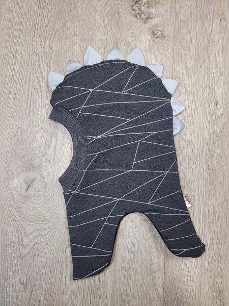 48 - 52 cm (1,5 - 5 gadi) Grafīta pelēka DINO ķivercepure ar melnu flīsa oderi